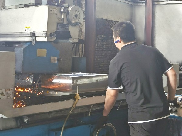 On-site shooting of precision grinder grinding mol
