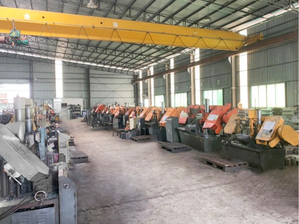Mold steel sawing workshop